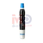 معرفی کلرسنج Endress+Hauser CCS55E کلرسنج Endress+Hauser CCS55E یک سنسور با دقت بالا است که به‌طور تخصصی برای تعیین غلظت برم آزاد (Free Bromine) در محیط‌های آبی مختلف طراحی شده است. این سنسور نقش حیاتی در تضمین فرآیند ضدعفونی در کاربردهای آب دریا مانند تأسیسات آب شیرین‌کن، آب فرایندی، آب خنک‌کاری، استخرهای شنا و صنعت پرورش ماهی ایفا می‌کند. CCS55E با تکیه بر فناوری پیشرفته Memosens 2.0، نه تنها اندازه‌گیری دقیق و پایداری طولانی‌مدت را ارائه می‌دهد، بلکه با زمان پاسخ‌دهی بسیار سریع خود (t90 کمتر از 20 ثانیه) امکان کنترل فرآیند کارآمد را فراهم می‌سازد. اهمیت اندازه‌گیری برم آزاد در آب دریا در کاربردهایی که از آب دریا استفاده می‌شود، مانند تأسیسات آب شیرین‌کن، آب خنک‌کاری و حوضچه‌های پرورش ماهی، برم به‌عنوان یک عامل ضدعفونی‌کننده کلیدی عمل می‌کند. هنگامی که کلر به‌عنوان ضدعفونی‌کننده در آب دریا استفاده می‌شود، به‌سرعت با یون‌های برمید طبیعی موجود در آب واکنش داده و ترکیبات برم را تشکیل می‌دهد. بنابراین، اندازه‌گیری تنها کلر آزاد می‌تواند منجر به خطای اندازه‌گیری و دست‌کم گرفتن اثربخشی ضدعفونی شود. CCS55E با اندازه‌گیری مستقیم برم آزاد (HOBr) اطمینان می‌دهد که نظارت بر فرآیند ضدعفونی کاملاً دقیق و ایمن انجام شود. حوزه‌های کاربرد سنسور Memosens CCS55E سنسور برم آزاد Memosens CCS55E برای اندازه‌گیری قابل‌اعتماد در محیط‌هایی طراحی شده است که در آن‌ها برم به‌عنوان ضدعفونی‌کننده اصلی یا به‌عنوان محصول واکنش کلر با آب شور استفاده می‌شود. این حوزه‌ها شامل تأسیسات آب شیرین‌کن برای تضمین ضدعفونی قابل‌اعتماد و دوزینگ کارآمد، آب فرایندی و خنک‌کاری که در آن‌ها از ضدعفونی‌کننده‌های برم به دلیل اثر خورندگی کمتر استفاده می‌شود، صنایع غذایی به‌ویژه در پرورش ماهی برای نظارت دقیق بر کیفیت آب، و همچنین آب استخر و حمام‌های درمانی که در آن‌ها برم به دلیل شوری آب یا به‌عنوان جایگزینی برای کلر استفاده می‌شود، می‌گردد. کاربرد در تأسیسات آب شیرین‌کن در تأسیسات آب شیرین‌کن که آب ورودی، آب دریا است، ضدعفونی نقش حیاتی در جلوگیری از گرفتگی بیولوژیکی (Biofouling) غشاهای اسمز معکوس دارد. CCS55E با اندازه‌گیری دقیق برم آزاد، کنترل مؤثر و بهینه دوز ضدعفونی‌کننده را ممکن می‌سازد. این امر به حفظ عملکرد غشاها، افزایش عمر مفید آن‌ها و کاهش هزینه‌های عملیاتی کمک می‌کند. نقش در آب فرایندی و خنک‌کاری با برم در برخی فرآیندها و سیستم‌های خنک‌کاری، از ضدعفونی‌کننده‌های مبتنی بر برم به‌جای کلر استفاده می‌شود، چراکه ترکیبات برم معمولاً اثر خورندگی کمتری بر روی فلزات و تجهیزات دارند. CCS55E امکان پایش دقیق غلظت برم آزاد را فراهم می‌کند و تضمین می‌نماید که سطح ضدعفونی برای جلوگیری از رشد میکروبی کافی بوده و هم‌زمان از آسیب به سیستم خنک‌کاری جلوگیری شود. پایش کیفیت آب در پرورش ماهی صنعت پرورش ماهی به آب باکیفیت و محیطی عاری از پاتوژن‌های مضر نیاز دارد. سنسور CCS55E با دقت بالای خود، امکان نظارت مستمر بر سطح برم آزاد را در آب حوضچه‌های پرورش ماهی فراهم می‌آورد. این کنترل دقیق به تضمین سلامت آبزیان و ارتقای کیفیت محصولات نهایی در صنایع غذایی کمک می‌کند. کاربرد در استخرهای شنا و حمام‌های درمانی در استخرهای شنا و به‌ویژه حمام‌های درمانی که ممکن است سطح شوری آب بالا باشد، برم اغلب به‌عنوان یک ضدعفونی‌کننده مؤثرتر و ملایم‌تر برای پوست استفاده می‌شود. CCS55E با ارائه اندازه‌گیری دقیق و سریع، به تنظیم بهینه دوز برم کمک کرده و محیطی بهداشتی و ایمن برای کاربران فراهم می‌سازد. مزایای کلیدی کلرسنج CCS55E یکی از مزایای اصلی CCS55E، قابلیت آن برای اندازه‌گیری دقیق ضدعفونی در کاربردهای آب دریا است. با توجه به تشکیل ترکیبات برم در آب دریا، تنها اندازه‌گیری برم آزاد می‌تواند تصویر واقعی از اثربخشی ضدعفونی را ارائه دهد. این ویژگی فرآیند را ایمن‌تر و قابل‌اعتمادتر می‌سازد. دسترس‌پذیری بالای نقطه اندازه‌گیری به لطف فناوری Memosens 2.0، امکان پیش‌کالیبراسیون سنسور در آزمایشگاه و تعویض سریع آن به روش Plug & Play در محل فرآیند وجود دارد. همچنین، زمان پلاریزاسیون در این سنسورها سریع‌تر شده است که مجموع این عوامل منجر به افزایش زمان در دسترس بودن (Uptime) فرآیند می‌شود. کنترل کارآمد فرآیند با پاسخ سریع CCS55E دارای زمان پاسخ‌دهی بسیار سریع (t90 کمتر از 20 ثانیه) است. این پاسخ سریع دید دقیقی از وضعیت لحظه‌ای فرآیند فراهم می‌کند و امکان واکنش فوری به تغییرات غلظت برم را فراهم می‌سازد. این سنسور همچنین در محیط‌های فاقد برم غیرفعال نمی‌شود، بنابراین پس از افزودن برم، اندازه‌گیری به‌سرعت شروع می‌شود. افزایش ایمنی فرآیند با اندازه‌گیری پایدار اندازه‌گیری دقیق و پایداری طولانی‌مدت CCS55E، نظارت مستمر و قابل‌اعتماد بر فرآیند را تضمین می‌کند. این دقت بالا امکان دوزینگ مواد ضدعفونی‌کننده را به‌صورت فردی و متناسب با شرایط فرآیند فراهم می‌آورد و ایمنی کلی فرآیند را افزایش می‌دهد. دامنه اندازه‌گیری گسترده برای نیازهای متفاوت CCS55E با ارائه سه دامنه اندازه‌گیری مختلف، انعطاف‌پذیری بالایی را فراهم می‌کند. این دامنه‌ها شامل اندازه‌گیری Trace (0 تا 5 میلی‌گرم بر لیتر HOBr)، استاندارد (0 تا 20 میلی‌گرم بر لیتر HOBr) و High (0 تا 200 میلی‌گرم بر لیتر HOBr) است. این گستره وسیع، سنسور را برای کاربردهای مختلف از پایش مقادیر کم تا غلظت‌های بالا مناسب می‌سازد. یکپارچه‌سازی آسان با Liquiline امکان اتصال آسان CCS55E به ترانسمیتر چندپارامتری Liquiline، ترکیب اندازه‌گیری برم آزاد با سایر پارامترهای مهم آنالیز مایعات مانند pH و ORP را فراهم می‌کند. این یکپارچگی، کنترل فرآیند ضدعفونی را جامع‌تر و هوشمندانه‌تر می‌سازد. اصل اندازه‌گیری برم آزاد CCS55E از روش اندازه‌گیری آمپرومتریک برای تعیین برم آزاد محلول (HOBr) استفاده می‌کند. این روش بر پایه احیای برم آزاد در الکترود کاری سلول اندازه‌گیری استوار است و جریان الکتریکی حاصل مستقیماً با غلظت برم در آب متناسب است. ساختار سلول اندازه‌گیری با غشای بسته سنسور از یک سلول اندازه‌گیری آمپرومتریک بسته دو الکترودی استفاده می‌کند که توسط یک غشا پوشانده شده است. این غشا تنها اجازه عبور برم آزاد را به داخل سلول می‌دهد و از تداخل سایر اجزای محیط فرآیند جلوگیری می‌کند، در نتیجه دقت و گزینش‌پذیری اندازه‌گیری به حداکثر می‌رسد. مکانیزم احیای برم آزاد در فرآیند اندازه‌گیری، برم آزاد از طریق غشای PET عبور کرده و در سطح الکترود کاری کاهش می‌یابد. این کاهش یک جریان الکتریکی ایجاد می‌کند که توسط الکترونیک سنسور اندازه‌گیری شده و به سیگنال غلظت برم آزاد تبدیل می‌شود. این مکانیزم اساس اندازه‌گیری پایدار و دقیق CCS55E است. مواد به‌کاررفته در ساخت CCS55E برای اطمینان از مقاومت شیمیایی در برابر محیط‌های حاوی برم و آب دریا، شفت سنسور از POM ساخته شده است. غشای سنسور از PET و کلاهک غشا از PVDF انتخاب شده‌اند. این انتخاب مواد، دوام بالا و سازگاری طولانی‌مدت سنسور با شرایط سخت فرآیندی را تضمین می‌کند. ابعاد فیزیکی و طراحی مکانیکی سنسور CCS55E دارای قطر 25 میلی‌متر و طول 161 میلی‌متر است. این ابعاد استاندارد امکان نصب ساده در انواع سیستم‌های نگه‌دارنده و فرآیندی را فراهم می‌کند و آن را برای محیط‌های صنعتی و تأسیساتی مناسب می‌سازد. محدوده دمای فرآیندی عملیاتی این سنسور برای کار در محدوده دمایی 0 تا 55 درجه سانتی‌گراد طراحی شده است، با این شرط که در معرض یخ‌زدگی قرار نگیرد. این محدوده دمایی گسترده، کاربرد CCS55E را در اغلب فرآیندهای آبی و آب دریا ممکن می‌سازد. حداکثر فشار عملیاتی CCS55E قادر است در حداکثر فشار فرآیندی 1 بار نسبی کار کند. این ویژگی برای کاربردهای آب دریا، سیستم‌های اسمز معکوس و خطوط آب با فشار پایین تا متوسط مناسب است. سنسور دمای یکپارچه برای جبران‌سازی یک حسگر دمای 10k NTC به‌صورت یکپارچه در سنسور تعبیه شده است. این حسگر دما که با فناوری Memosens کار می‌کند، امکان جبران‌سازی دقیق اثرات دما بر اندازه‌گیری را فراهم کرده و صحت داده‌های خروجی را در شرایط دمایی متغیر حفظ می‌نماید. اتصال دیجیتال و القایی Memosens CCS55E از طریق هد اتصال دیجیتال و القایی Memosens به ترانسمیتر متصل می‌شود. این نوع اتصال علاوه بر رفع مشکلات خوردگی کابل و تداخل الکتریکی، امکان مدیریت هوشمند داده‌ها و اجرای استراتژی‌های نگهداری پیش‌بینانه را فراهم می‌کند. جمع‌بندی نهایی و جایگاه CCS55E کلرسنج Endress+Hauser CCS55E